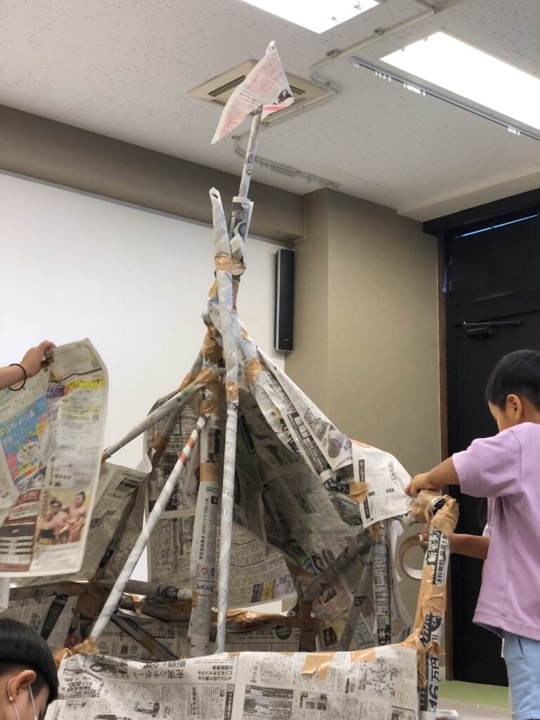 こども絵画造形教室　新聞紙アートの様子