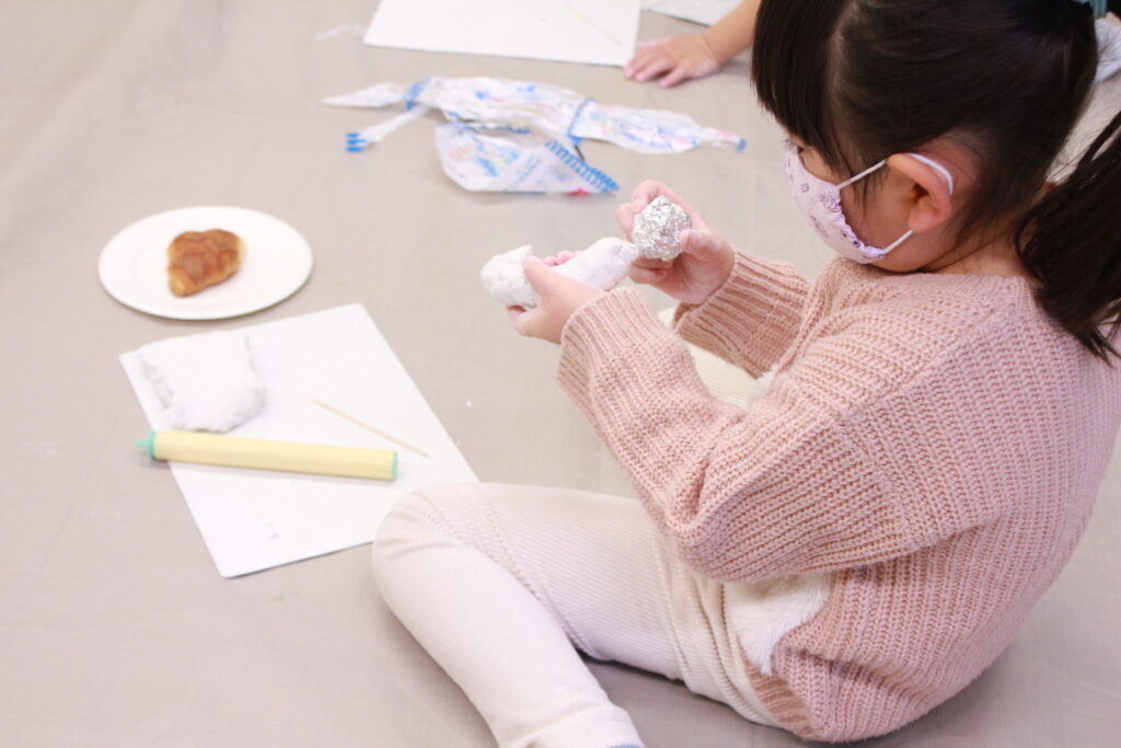 紙粘土でパン作り　造形教室みると