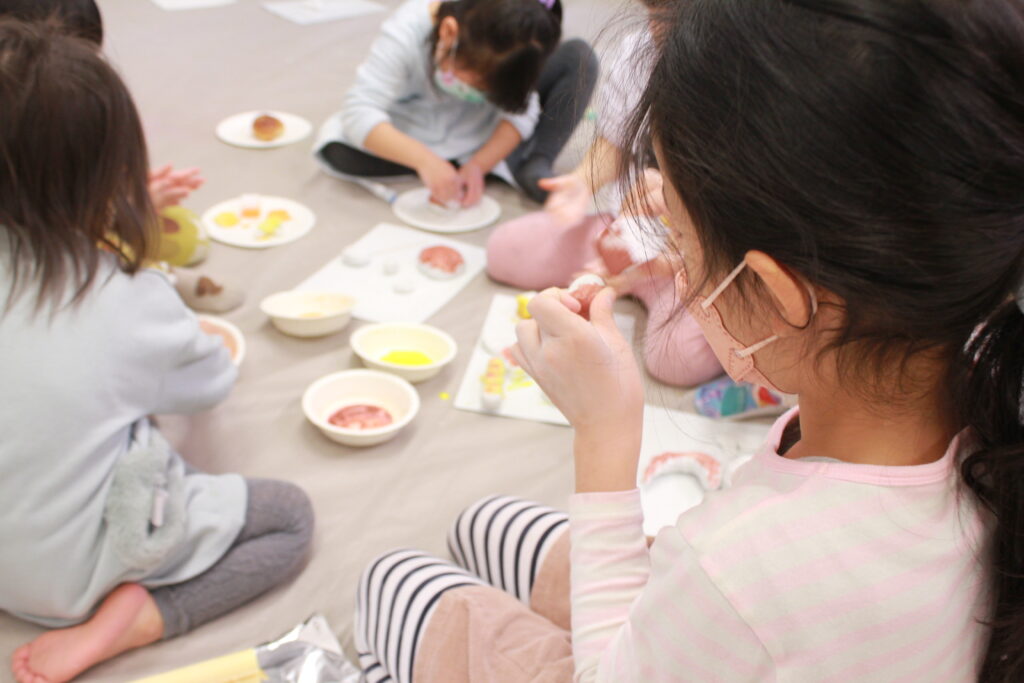 紙粘土でパン作り　造形教室みると