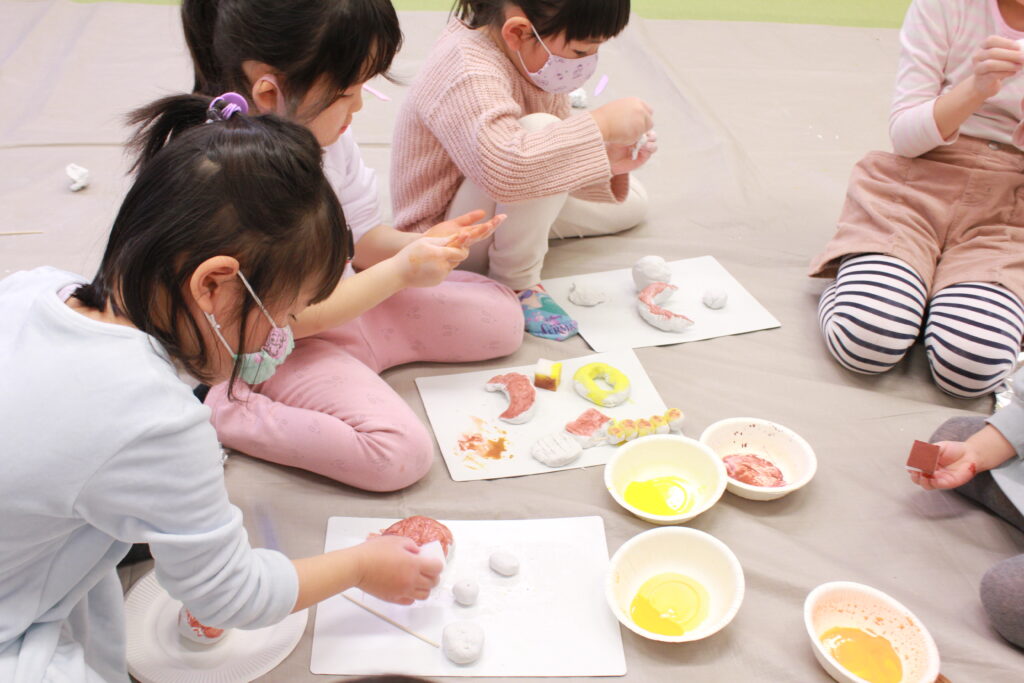 紙粘土でパン作り　造形教室みると