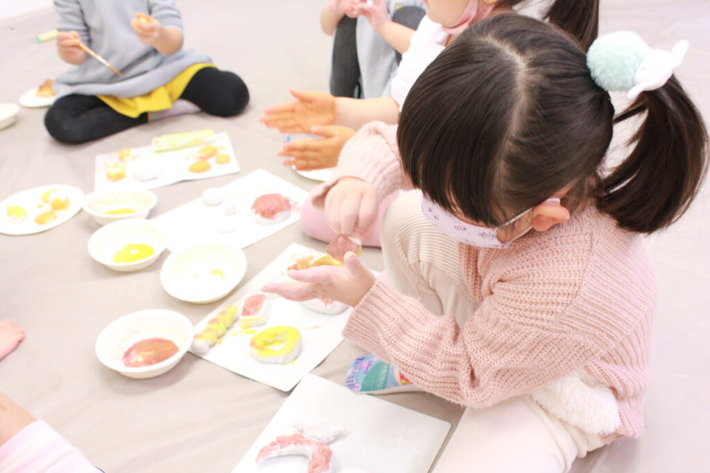 紙粘土でパン作り　造形教室みると