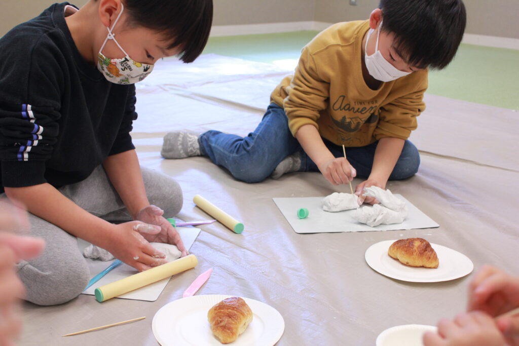 紙粘土でパン作り　造形教室みると