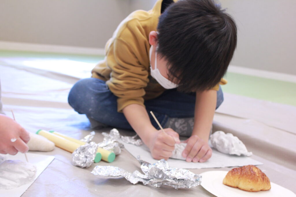 紙粘土でパン作り　造形教室みると