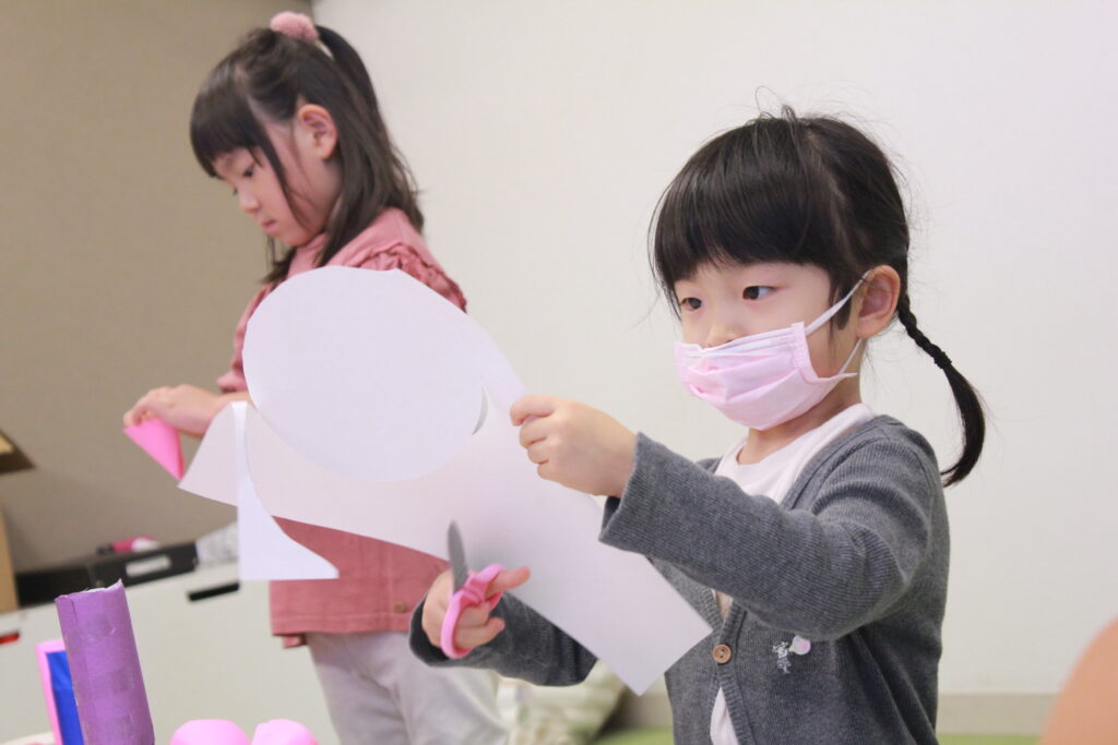 こども造形教室みると　トイレットペーパーの芯工作