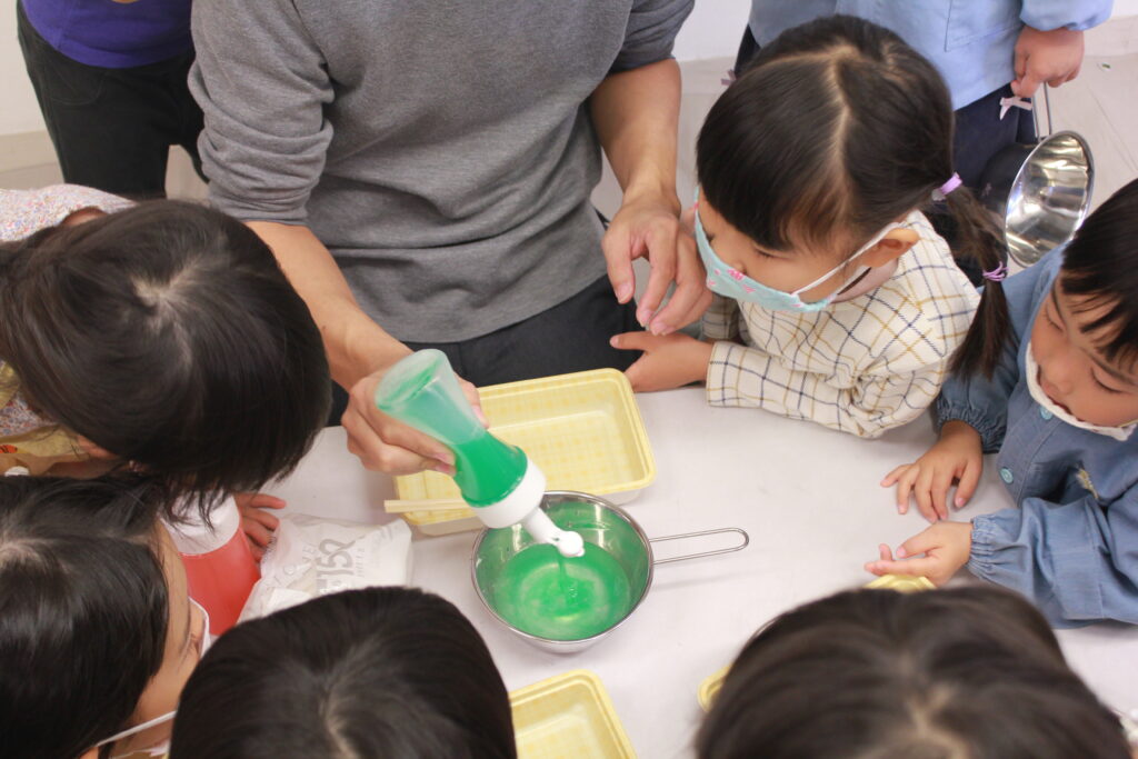 こども造形教室みると　弾む宝石作り