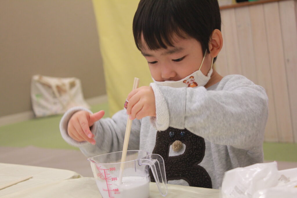 こども造形教室みると　石膏でたまご作り