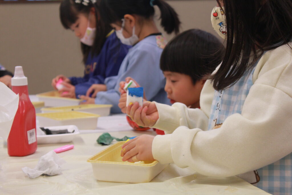 こども造形教室みると　石膏でたまご作り