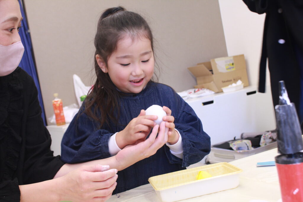 こども造形教室みると　石膏でたまご作り