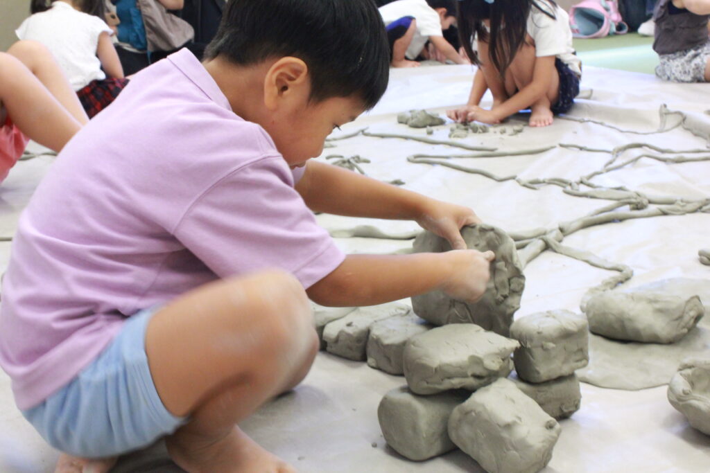 土粘土遊び　こども絵画造形スタジオみると