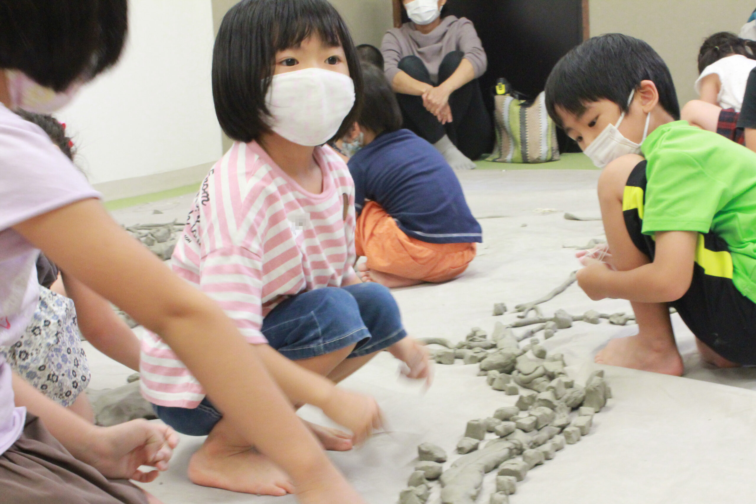 土粘土遊び　こども絵画造形スタジオみると